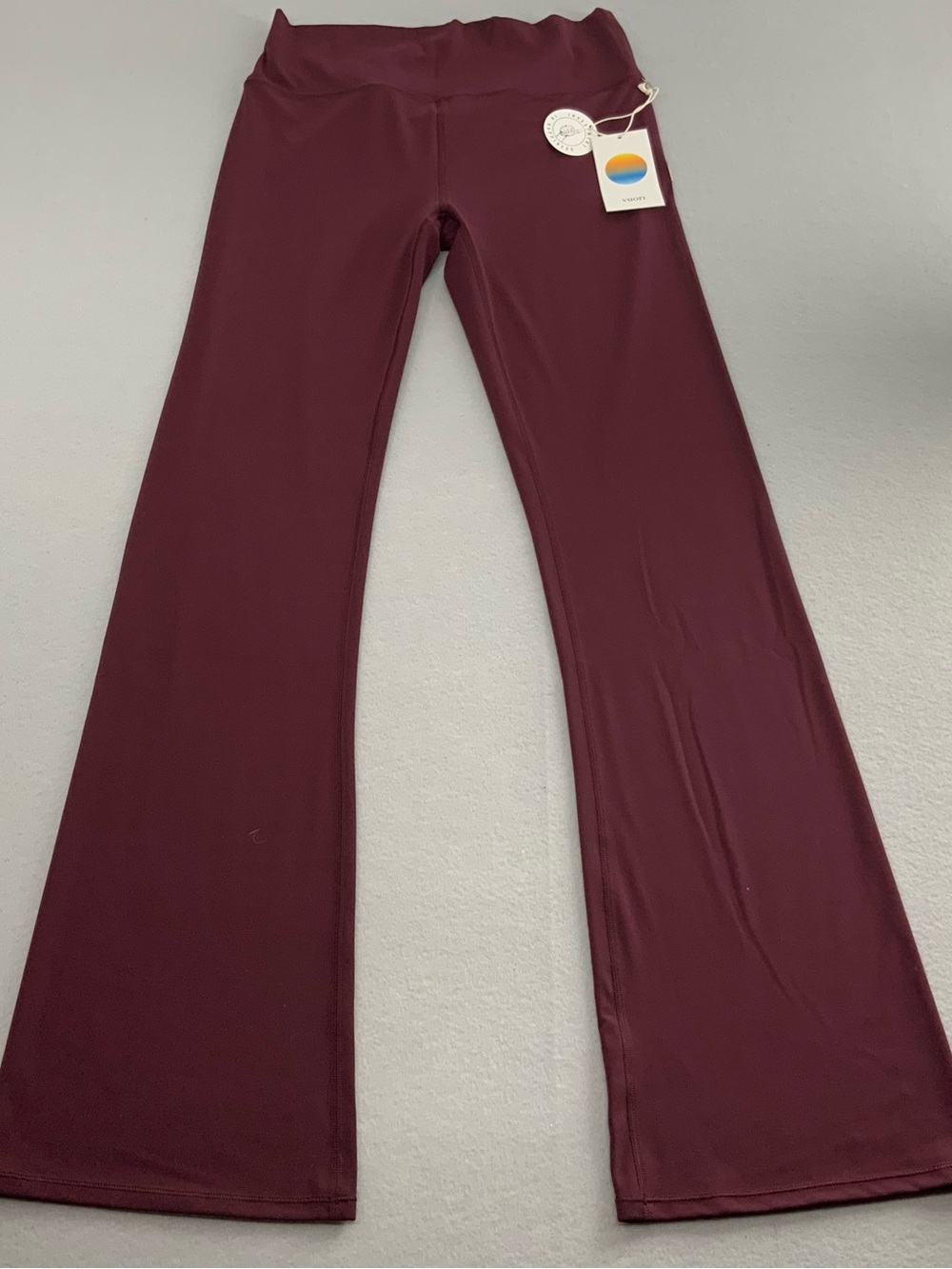 VUORI All THE FEELS SLIM FLARE CERISE L NWT